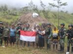 menyerahkan diri seorang anggota kkb papua kembali ke pangkuan nkri jbKfL6YVz8