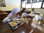 mengintip aneka menu makan bergizi gratis di berbagai daerah indonesia lezat dan menyehatkan tly