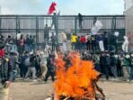 Aksi-Demo-diwarnai-dengan-Pagar-Gedung-DPR-Jebol-Banyak-Lemparan-Botol-Bakar-Ban