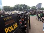 Betrokan-Polisi-dengan-Massa-Aksi-di-Gedung-DPR-RI-Jakarta_20250825_144652
